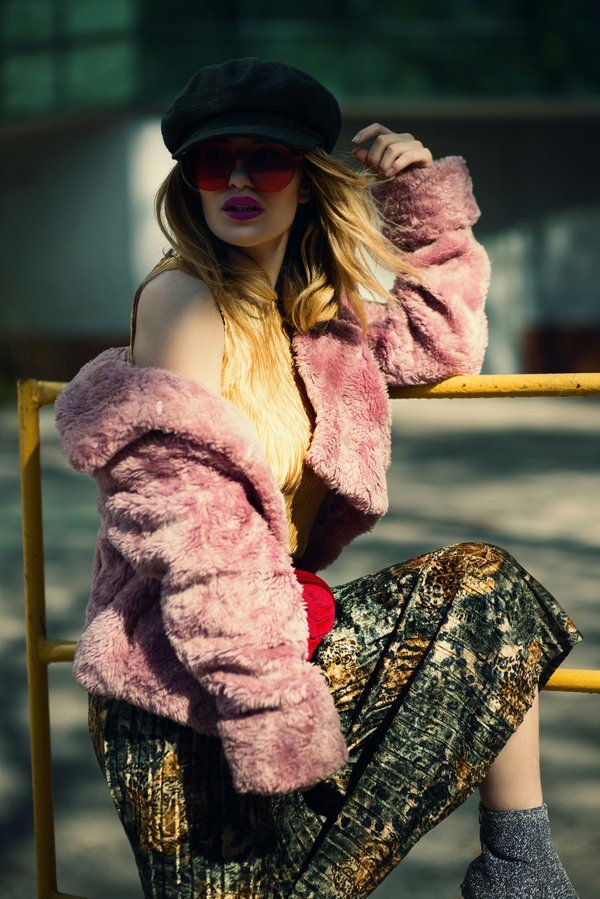 How to Choose a Faux Fur Collar for a Touch of Elegance in Winter Business Attire?