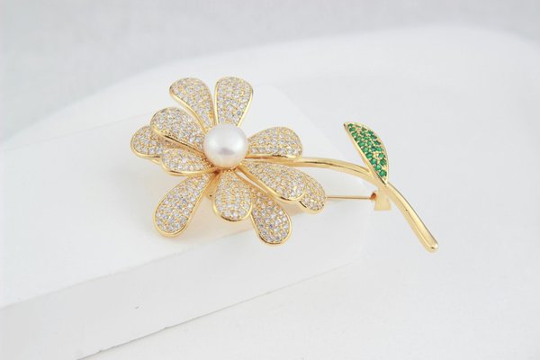 What Are the Key Considerations for Selecting a Diamond Brooch for a Corporate Function?