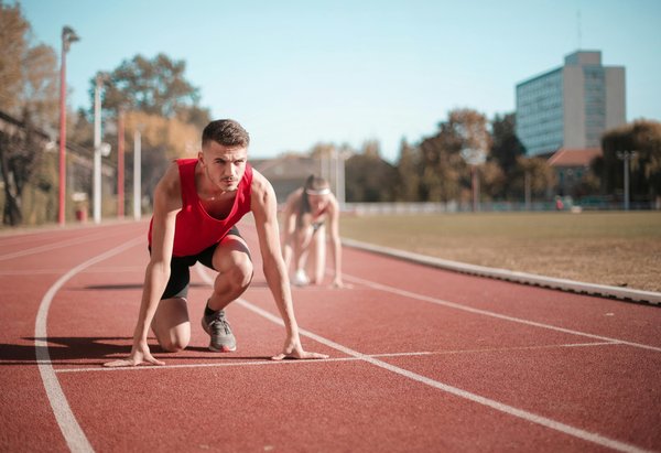 How can heart rate variability be used to tailor training sessions for sprinters?